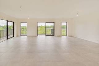 Welkom in dit stijlvolle en energiezuinige appartement, gelegen in een nieuwe residentie.Via de inkomhal met gastentoilet betreden we dit moderne...