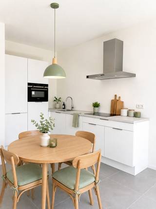 Dit appartement op de 3e verdieping in nieuwbouwproject Hof Berlamuze combineert eigentijds wooncomfort met een groene en rustige omgeving, op wandelafstand van de historische binnenstad van Lier. <br /><br />De indeling is doordacht en praktisch: 1 slaapkamer vooraan en een open keuken met leefruimte achteraan met aansluitend het terras.<br /><br />De badkamer is stijlvol ingericht en voorzien van een inloopdouche, modern lavabomeubel en WC. Er is ook een berging.<br /><br />Het appartement is afgewerkt met kwalitatieve, onderhoudsvriendelijke materialen en uitgerust met energiezuinige vloerverwarming (verwarmen én koelen), wat garant staat voor een aangenaam comfort. <br /><br />Er is een breed Zuid-gericht terras en u hebt toegang tot een fietsenstalling.<br /><br />Huurvoorwaarden:<br />-Huurprijs : 1.050 Euro/maand<br />-Bijkomende provisie : 110 Euro/maand<br />-Aparte meterstanden ter eigen afrekening van privatief water en elektriciteitsverbruik.<br />-1-jarig huurcontract, stilzwijgend verlengbaar<br />-Maximaal 2 personen<br />-3 maanden huurwaarborg<br />-beschikbaar vanaf 1/9.<br /><br />Info of afspraak: wonen@fidesinvest.be - 03 232 54 00 <br /><br />Het appartement wordt ongemeubeld verhuurd. De getoonde inrichting op sommige foto's is digitaal gesimuleerd en dient enkel ter inspiratie.