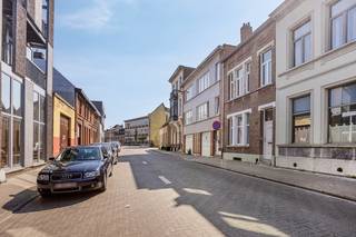 Gelegen in de rustige Oudestraat te Hoboken vindt u deze ruime, instapklare woning met maar liefst vijf slaapkamers en een gezellige, zonnige tuin...