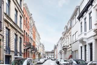 Mis deze kans niet! Zelden komt er in de prachtige wijk Zurenborg een woning te koop met een grote tuin! Deze riante woning met authentieke gevel...