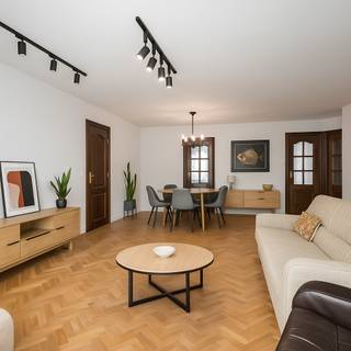 In het hart van het gezellige dorp Lovendegem bevindt zich dit aangename appartement op de tweede verdieping. De indeling is praktisch en zorgt voor een huiselijke, warme sfeer.<br /><br />De woonkamer met parketvloer vormt een comfortabele leefruimte waar gezelligheid centraal staat. Het appartement telt twee slaapkamers en een extra kamer die zich uitstekend leent als bureau, hobbyruimte of dressing. De keuken is functioneel ingericht en de badkamer, het aparte toilet en de berging vervolledigen het geheel. Buiten kan je bijkomend genieten van een ruim balkon. <br /><br />Daarnaast is er de mogelijkheid om één of twee ondergrondse garages bij aan te kopen – een handige troef voor wie graag beschikt over een veilige parkeerplaats en extra bergruimte.<br /><br />Dit appartement combineert een centrale ligging met een doordachte indeling en warme sfeer, waardoor het een ideale woonst is voor jonge gezinnen, koppels of alleenstaanden.<br /><br />Wenst u een afspraak of meer informatie? Aarzel niet om ons te contacteren via 09 395 05 40 of verkoop@concept-home.be
