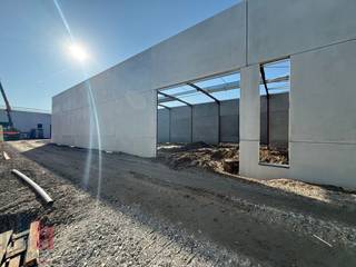 Strategisch gelegen nieuwbouw KMO-unit van 796 m² te huur in Deinze. De unit maakt deel uit van het KMO-park 'SCHIPDONK'. Deze locatie zorgt voor...