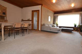 Tijdloze, charmante woning met bijzonder veel potentieel en een atelier/garage: ideaal voor zelfstandige of als hobby - Indeling: gelijkvloers: inkom, leefkeuken, ruime living in L-vorm, kelder, atelier en garage - binnenplaats - 1ste verdieping: 3 slaapkamers en badkamer met douchecel, toilet en lavabo - 2de verdieping: nachthall, slaapkamer 4 en zoldertje - grondoppervlakte 294 m2