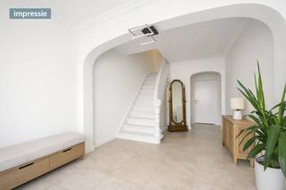 <p>Deze woning is ideaal gelegen in Turnhout, nabij de vaart en op wandelafstand van het centrum. Dankzij de nabijheid van winkels, scholen en invalswegen geniet je hier van een uitstekende bereikbaarheid en alle voorzieningen binnen handbereik.</p>
<p>Bij het betreden van de woning kom je in een ruime en lichtrijke inkomhal. Op het gelijkvloers bevindt zich een slaapkamer met ingemaakte kast en zicht op de tuin, een inpandige garage en een ruime wasplaats die ook perfect kan dienen als werkruimte, aangevuld met een aparte berging.</p>
<p>Op de eerste verdieping vind je een ruime woonkamer met laminaat in Hongaarse punt, aansluitend een lichtrijke eetkamer en een volledig geïnstalleerde halfopen keuken. Verder is er een badkamer met inloopdouche, lavabo en toilet, en een veranda met zicht op de tuin.</p>
<p>De tweede verdieping beschikt over drie slaapkamers, waaronder een masterbedroom met rechtstreekse toegang tot een tweede badkamer met inloopdouche, lavabo en toilet. Daarnaast is er nog een aparte dressingruimte aanwezig.</p>
<p>Buiten geniet je op een perceel van 322 m² van een westgerichte tuin met overdekt terras, veranda, vijver en twee tuinbergingen. Ideaal om in elk seizoen van de groene omgeving te genieten. Bovendien beschikt de eerste verdieping over een buitentrap met rechtstreekse toegang tot de tuin.</p>
<p>De woning beschikt over EPC-label B (167 kWh/m²), wat zorgt voor energiezuinig wonen. Bovendien werd de woning grondig en totaal gerenoveerd, met onder meer: dakisolatie (12 cm), vernieuwde badkamers en keuken, een nieuwe HR-gasketel, vernieuwde ramen, alsook volledige pleister- en schilderwerken.</p>
<p>Deze woning biedt een mooie combinatie van ruimte, licht en comfort, ideaal voor een gezin dat centraal maar toch rustig wil wonen.</p>
<p>Troeven:<br />• 4 slaapkamers en 2 badkamers<br />• Westgerichte tuin met vijver, terras en veranda<br />• Inpandige garage en parkeergelegenheid vooraan<br />• Energiezuinig (EPC B) en recent gerenoveerd</p>