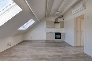 <p><strong>Één-slaapkamerappartement op toplocatie.<br /><br /></strong><strong>Indeling:</strong><br />Dit appartement bevindt zich op de derde verdieping van een karaktervolle herenwoning. Bij binnenkomst betreed je de ruime leefruimte met grote ramen, die zorgen voor een mooie doorstroom van daglicht. In de leefruimte vind je de recente open keuken, uitgerust met een keramische kookplaat, dampkap en inox spoelbak. Verder beschikt het appartement over een apart gastentoilet en een badkamer met douche en lavabo. De aparte slaapkamer biedt dan weer een rustige plek met voldoende ruimte voor een comfortabel ingerichte slaapomgeving.<br /><br /><strong>Bijzonderheden:<br /></strong>Elektrische keuring conform.<br />EPC B.<br />Warmtepomp lucht-lucht.<br />Recente keuken.<br /><br /><strong>Ligging:</strong><br />Gelegen in de Rotterdamstraat, een rustige straat op steenworp afstand van het stadsleven. In de nabije omgeving vind je gezellige cafés, winkels en vlotte verbindingen met het openbaar vervoer. Bovendien ben je slechts enkele minuten verwijderd van de hotspots van Antwerpen, zoals de Meir, Theaterbuurt en Groenplaats.</p>
