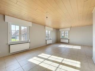 LIGGING: Deze charmante woning combineert absolute rust met een prachtig, weids uitzicht over het omliggende groene landschap van Knesselare. Op...