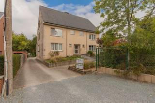 <p><span><strong>Riant en aangenaam wonen in Asse, nabij Brussel</strong></span></p><p><span>Ruimte, licht en een gunstige ligging komen samen in dit uiterst riante duplexappartement in Asse. In een kleinschalige residentie geniet je hier van een aangenaam woninggevoel, een tijdloze afwerking en comfortabele binnen- en buitenruimtes.</span></p><p><span>Op de eerste verdieping verwelkomt de inkomhal je met een afzonderlijk gastentoilet. De ruime, lichtrijke woonkamer biedt alle plaats om gezellig te ontspannen en sluit aan op de ingerichte keuken met klassieke toetsen. De aangename tuinkamer laat je in elk seizoen genieten, terwijl het comfortabele terras uitnodigt tot een ontbijt buiten of een rustig moment aan het einde van de dag.</span></p><p><span>Op de duplexverdieping verbindt de nachthal de royale master bedroom, een tweede slaapkamer en de uitnodigende badkamer met douche en toilet.</span></p><p><span>Ook aan parkeer- en bergruimte ontbreekt het niet. De <strong>private garage</strong> biedt voldoende plaats voor een wagen, fietsen, motoren of extra opslag. Daarnaast zijn er <strong>twee open staanplaatsen</strong> beschikbaar binnen de residentie.</span></p><p><span><strong>Energiezuinig, vrijwel instapklaar en tijdloos afgewerkt:</strong> een aantrekkelijke thuis voor wie ruim wil wonen in een kleine residentie, met Brussel nabij.</span></p><p><span>Ontdek zelf het wooncomfort en de mogelijkheden. Beschikbaar vanaf </span><i><span><strong>1 december 2026.</strong></span></i><span> </span></p><p><span>De huurprijs bedraagt</span><i><span><strong> €1000</strong></span></i><span> per maand appartement +garage + parkeerplaats, aangevuld met € 75 algemene kosten.</span></p><p><span><strong>Contacteer Rented – R‑Vastgoed voor meer informatie of een bezoek.</strong></span></p><p><span>Kom dit ontdekken tijdens ons<strong><u> bezoekmoment </u></strong>op  zaterdag  10 oktober van </span><i><span><strong>13u tot 15u00u</strong></span></i><span> enkel op afspraak! </span></p><p><span>Boek uw afspraak online | </span><span>info@rented.be</span><span> | 078 482000 | </span><span>www.r-vastgoed.be</span><span> </span></p>