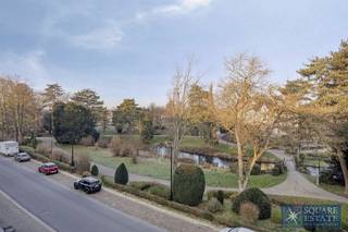 <p><span>Square Estate stelt u dit prachtige en lichtrijke penthouse voor, ideaal gelegen en gekenmerkt door royale ruimtes en een uitzonderlijk groen uitzicht.</span></p><p><span>Het appartement beschikt over een ruime inkomhal die toegang biedt tot een grote en aangename leefruimte met open, volledig uitgeruste keuken.<br />Een aparte berging zorgt voor extra opbergruimte en bijkomend dagelijks comfort.</span></p><p><span>Het slaapgedeelte omvat drie slaapkamers, een badkamer en een aparte douchekamer.</span></p><p><span>Op de verdieping, onder het mansardedak, bevindt zich nog een extra slaapkamer.</span></p><p><span>De woning beschikt over terrassen aan beide zijden van het appartement, waardoor u de hele dag door van de zon kunt genieten. Bovendien geniet u van een mooi en vrij uitzicht op het gemeentelijk park van Wemmel.</span></p><p><span>Een parkeerplaats is op aanvraag en tegen een meerprijs beschikbaar. Daarnaast is een dubbele kelder inbegrepen in de verkoopprijs.</span></p><p><span>Voor meer informatie of een bezoek kunt u contact opnemen met Square Estate via 02/460.42.01 of <span>info@square-estate.be</span></span><span> </span><span> </span></p>