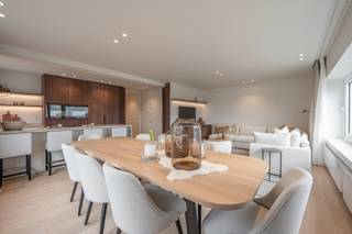 Zonnig hoekappartement – Instapklaar, gerenoveerd en op toplocatie in Duinbergen!Op slechts een steenworp van de Zeedijk in Duinbergen bevindt zich...