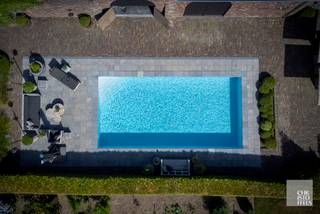 Indeling hoofdgebouwOp het gelijkvloers bevindt zich een ruime inkomhal met vestiaire en gastentoilet. Deze verleent enerzijds toegang tot een ruim...