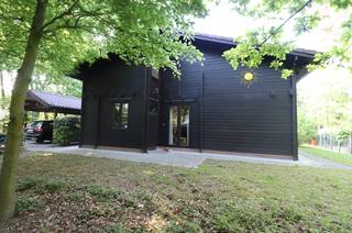 <strong>Benedenverdieping:</strong><br />Inkomhal, berging, woonkamer met open keuken en trap naar de bovenverdieping, keuken voorzien van vitrokeramische kookplaat, afzuigkap en koelkast, badkamer voorzien van wastafel, douche, toilet en aansluiting voor wasmachine en droogkast, berging/slaapkamer.<br /><br /><strong>Verdieping:</strong><br />Overloop/bureauruimte, toiletruimte met handenwasser en 2 slaapkamers.<br /><br /><strong>Kelderverdieping:<br /></strong>Gecompartimeneerde kelder voorzien van aardgasbrander voor C.V. en warmwaterbereiding.<br /><br /><strong>Buiten:</strong><br />Oprit, carport met tuinberging, omheinde tuin met terras.<br /><br />VAKANTIEWONING : geen domicilie mogelijk