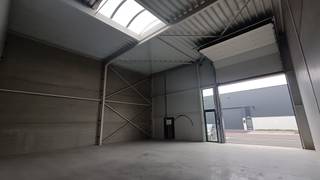 <p><span>New-build SME unit of 144 m² located in Kortenberg.</span></p><p><span><br />This new warehouse is easily accessible via the Leuvensesteenweg and is located close to the access roads to the E40 motorway. It is a shell unit of 144 m² (12 m x 12 m) with a clear height of 6 m.<br /><br /></span></p><p><span>The unit features an automatic sectional overhead door measuring 4 m x 4.20 m, an additional separate entrance door and a skylight with smoke vent. The floor is finished in polished concrete.<br /><br /></span></p><p><span>All utility connections are already available inside the warehouse (electricity, water and Proximus), and there is also a rainwater collection tank.<br /><br /></span></p><p><span>The unit also includes 2 private parking spaces.<br />The monthly charges are not included in the rent.<br />In short, an ideally located warehouse in the Guldendelle business park.</span></p><p><span><br />For more information or to arrange a viewing, please contact us on 078/48 47 00 or <span>info@ap-p.be</span></span><span> </span></p>