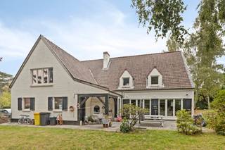 Een uiterst exclusief gelegen, statige, energiezuinig (EPC: C) en ruime (392m²) villa met veel lichtinval en oa. 6 slaapkamers + 4 badkamers,...