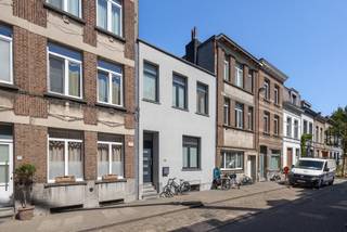 Wat staat er op de wensenlijst voor uw nieuwe woning? Een rustig gelegen woning met 2 slaapkamers, veel licht en zonder grote werken? Dan is deze eengezinswoning in een sympathieke wijk in Deurne een buitenkans.
De woning beschikt over een aangename leefruimte met vooraan een gezellige zithoek en achteraan een ruime eetplaats die aansluit op de open keuken. Aansluitend bevinden zich een praktische bergruimte met aansluitingen voor wasmachine en droogkast en een eerste badkamer met inloopdouche, toilet en wastafel. Op de verdieping vindt u twee ruime slaapkamers en een tweede badkamer. De woning beschikt tot slot nog over een ruime, hoge kelder die ideaal is als extra bergruimte.
Er bestaat de mogelijkheid om een garagebox, gelegen aan de Turnhoutsebaan 151-163, aan te kopen voor € 25.000.
Ook op technisch vlak zit u hier goed. De woning behaalt een EPC-label C, waardoor er geen renovatieverplichting van toepassing is. Het hoofddak werd geïsoleerd met 12 cm minerale wol en 8 cm PIR. Alle ramen zijn PVC raamprofielen zijn voorzien van hoogrendementsglas, voorzien van rolluiken vooraan. Verwarmen doet u met centrale verwarming op aardgas met een recente condensatieketel (2010). Kortom: u hoeft enkel nog uw meubels te plaatsen en te genieten.
Stedenbouwkundige inlichtingen in aanvraag.
Voor meer informatie of een gratis waardebepaling van uw vastgoed kan u een aanvraag invullen op onze website of even bellen op het nr. 03/345.88.99.