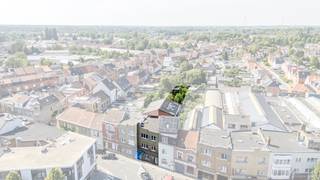 <p>Kangoeroe woning in Gent met atelier en tuin nabij het centrum.</p>
<p>Deze veelzijdige woning in de Myosotisstraat combineert comfortabel wonen met tal van professionele mogelijkheden. Dankzij de aparte atelier- en werkruimte is dit pand perfect geschikt voor vrije beroepen, zelfstandigen of als kangoeroewoning. De woning beschikt over meerdere leefruimtes, 4 slaapkamers en 2 badkamers, waardoor ze ideaal is voor grote gezinnen of gecombineerd wonen en werken. Achter de loods bevindt zich bovendien een mooie tuin van 118 m² waar je in alle rust kan genieten. De ligging in een residentiële en handelsgerichte buurt nabij scholen en het centrum van Gent zorgt voor extra comfort in het dagelijkse leven.</p>
<p> </p>
<p>Belangrijkste ruimtes:<br />• Woonkamer met aangename leefruimte en veel mogelijkheden<br />• Living geschikt als extra zithoek of polyvalente ruimte<br />• Twee keukens met praktische indeling<br />• 4 slaapkamers met flexibele invulling<br />• 2 badkamers<br />• Atelier/werkruimte voor uiteenlopende professionele of creatieve doeleinden<br />• Kelder voor extra stockage<br />• Bergingen voor praktische opbergruimte<br />• Wasplaats<br />• Tuin van 118 m² achter de loods</p>
<p>Troeven:<br />• Perfecte mogelijkheid voor vrije beroepen of als kangoeroewoning<br />• Ruim atelier/werkruimte met talloze gebruiksmogelijkheden<br />• Mooie tuin van 118 m² achter de loods</p>
<p>Neem vandaag nog contact op met je makelaar voor een bezoek. JOUW DROOMHUIS. ZO GEVONDEN!</p>