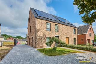 <p><span>Découvrez cette belle maison située à l'extrême sud de Lommel, où l'espace et le confort moderne vont de pair. Avec cinq chambres spacieuses, cette maison familiale offre de nombreuses possibilités pour une grande famille ou des invités. </span></p><p><span> </span></p><p><span>La maison a une surface habitable de 187m² sur un terrain généreux de 617m², offrant un sentiment de liberté et d'intimité. Grâce aux panneaux solaires sur le toit et à une isolation de haute qualité, cette maison est non seulement élégante, mais aussi économe en énergie.</span></p><p><span> </span></p><p><span>Entrez dans l'espace de vie lumineux et ouvert, où les finitions modernes et les lignes épurées créent une ambiance contemporaine. Le salon, qui respire la convivialité, est l'endroit idéal pour se détendre en famille ou entre amis.</span></p><p><span> </span></p><p><span>La cuisine est une véritable pièce maîtresse avec ses appareils modernes et son design élégant. C'est l'endroit idéal pour préparer de délicieux repas tout en profitant de la vue sur le jardin.</span></p><p><span> </span></p><p><span>Les chambres à coucher de bon goût offrent beaucoup d'espace et de confort, idéal pour le repos et l'intimité. </span></p><p><span> </span></p><p><span>Le jardin spacieux offre des possibilités infinies : d'un barbecue confortable avec des amis à un café matinal tranquille à l'air frais. </span></p><p><span> </span></p><p><span>Qui est prêt à faire ses valises et à emménager dans cette belle maison ?</span></p><p><span> </span></p>