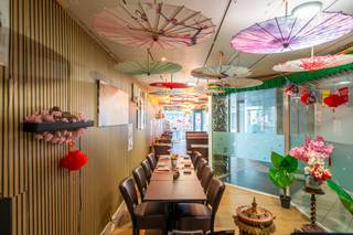 Op zoek naar een opbrengsteigendom of zelf iets starten?Deze handelsruimte van 221 m² bevindt zich op een uitstekende locatie in de Leiestraat, op...