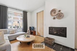 <p><span>Magnifique maison de ville de 3 chambres au cœur de Saint-Trond. </span></p><p><span> </span></p><p><span>Vous recherchez une maison élégante, prête à emménager, dans un emplacement de choix ? Alors cette charmante maison de ville située dans la Toekomststraat est exactement ce qu’il vous faut. La maison date à l'origine de 1930, mais elle a été entièrement rénovée au fil des ans et aménagée avec le souci du détail. Vous y profiterez d'un confort de vie contemporain dans une demeure de caractère.</span></p><p><span> </span></p><p><span>En entrant dans la maison, vous découvrez un hall d’entrée soigné qui donne accès à l’agréable pièce à vivre. La salle à manger lumineuse s’ouvre naturellement sur la cuisine ouverte entièrement équipée, où la cuisine et la convivialité occupent une place centrale. Les doubles portes vous mènent à l’agréable terrasse, un endroit idéal pour se détendre. À côté de la cuisine se trouvent un débarras pratique et des toilettes séparées pour les invités.</span></p><p><span> </span></p><p><span>L'ascenseur, véritable atout supplémentaire, vous emmène confortablement au premier étage. Vous y trouverez deux chambres spacieuses, une buanderie pratique et une salle de bains moderne, équipée d'une douche à l'italienne, d'un meuble-lavabo et de toilettes supplémentaires.</span></p><p><span> </span></p><p><span>Les combles, entièrement aménagés, offrent de nombreuses possibilités et servent aujourd’hui de bureau. La maison dispose également d’une cave, idéale pour bénéficier d’un espace de rangement supplémentaire. Enfin, il y a le grenier, spacieux et entièrement aménagé, qui peut être utilisé comme troisième chambre.</span></p><p><span>L'emplacement est sans aucun doute l'un des principaux atouts de cette maison. Située au centre de Saint-Trond, elle se trouve à quelques minutes à pied des commerces, supermarchés, restaurants, écoles et transports en commun. Vous profitez ainsi chaque jour du confort de la vie en ville, avec toutes les commodités à portée de main.</span></p><p><span> </span></p><p><span>Formule de prévente</span></p><p><span>Ce bien est proposé dans le cadre de la formule de prévente. Le 23 juillet 2026, entre 16 h et 19 h, vous pourrez visiter le bien exclusivement sur rendez-vous et faire une offre. Le prix indiqué est un prix de départ.</span></p><p><span> </span></p><p><span>Cette magnifique propriété a éveillé votre curiosité ? Alors, planifiez vite votre visite ! Vous avez des questions ou souhaitez obtenir plus d’informations ? N’hésitez pas à contacter l’un de nos collaborateurs au 011 36 24 24. Nous nous ferons un plaisir de vous aider.</span></p><p><span> </span></p><p><span>Les surfaces indiquées sont données à titre indicatif. Canius Real Estate ne peut être tenu responsable de l'exactitude des informations fournies.</span></p><p><span> </span></p>