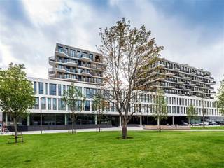 <p><span>Deze </span><span>assistentiewoning</span><span> is gelegen in het Cadiz-project op het Eilandje, vlak bij het Kattendijkdok. Winkels, horeca, openbaar vervoer en het ziekenhuis bevinden zich in de onmiddellijke omgeving.</span></p><p><span> </span></p><p><span>Het appartement ligt op de eerste verdieping en heeft een oppervlakte van circa </span><span>66 m²</span><span>. Het bestaat uit een inkomhal, een ruime leefruimte met open keuken, één slaapkamer, een praktische berging en een rolstoeltoegangkelijke badkamer met inloopdouche en toilet.</span></p><p><span> </span></p><p><span>Als bewoner geniet je van de privacy van een eigen appartement, gecombineerd met de voorzieningen en dienstverlening van een assistentiewoning. Het groene binnenplein vormt een aangename </span><span>gemeenschappelijke tuin</span><span> waar bewoners rustig kunnen genieten.</span></p><p><span> </span></p><p><span>Deze investering biedt een gegarandeerd rendement.</span></p><p><span> </span></p><p><span>2-parkeerplaatsen bij aan te kopen aan €35.000/stuk</span></p><p><span> </span></p><p><span>Indeling:</span></p><p><span>Inkomhal</span></p><p><span>Leef- en eetruimte</span></p><p><span>Open keuken</span></p><p><span>Eén slaapkamer</span></p><p><span>Badkamer met inloopdouche en toilet</span></p><p><span>Berging</span></p><p><span> </span></p><p><span>Troeven:</span></p><p><span>Circa 66 m²</span></p><p><span>Eerste verdieping</span></p><p><span>Ruime één-slaapkamerassistentiewoning</span></p><p><span>Rolstoeltoegankelijke indeling</span></p><p><span>Gemeenschappelijke binnentuin</span></p><p><span>Centrale ligging op het Eilandje</span></p><p><span>Vlak bij winkels, horeca en openbaar vervoer</span></p><p><span>Nabij het Kattendijkdok en het ziekenhuis</span></p><p><span> </span></p><p><span>Bijzonderheden</span></p><p><span>- gegarandeerd inkomen en rendement </span></p><p><span> </span></p><p><span>Ben jij geïnteresseerd in deze assistentiewoning te koop op 't Eilandje, ben je op zoek naar ander vastgoed of wens je de waarde van jouw eigendom te kennen? Dan ben je bij BOLT immo aan het juiste adres! Wij helpen jou graag verder.</span><span> </span></p><p><span> </span></p>