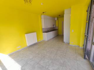 Op zoek naar een gezellig appartement op een centrale ligging? Dit appartement bevindt zich in het hart van Koolskamp, op wandelafstand van winkels en andere voorzieningen.<br /><br />Het instapklaar appartement beschikt over één slaapkamer en is onmiddellijk beschikbaar.<br /><br />Een achterliggende autostaanplaats kan optioneel bijgehuurd worden voor €40 per maand.