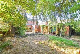 Te renoveren woning op een perceel van 392m² te Houthulst!<br />Rustig gelegen, op het einde van een doodlopende straat, vinden we deze eigendom terug met veel potentieel. <br />Op het gelijksvloer bevindt zich momenteel een leefruimte, met aanpalende een eetkamer en de keuken met zicht op de tuin. <br />Op het verdiep zijn er 2 slaapkamers aanwezig. <br />Ideaal als je op zoek bent naar een renovatieproject. <br /><br />Interesse? Maak vandaag nog een afspraak voor een bezoek ter plaatse. <br /><br />De vermelde prijs is een richtprijs, elk bod wordt voorgelegd aan de eigenaar die zich het recht voorbehoudt om dit te aanvaarden of te weigeren.<br /><br />EPC: 1317 kWh/m² (Ref. NI26766)