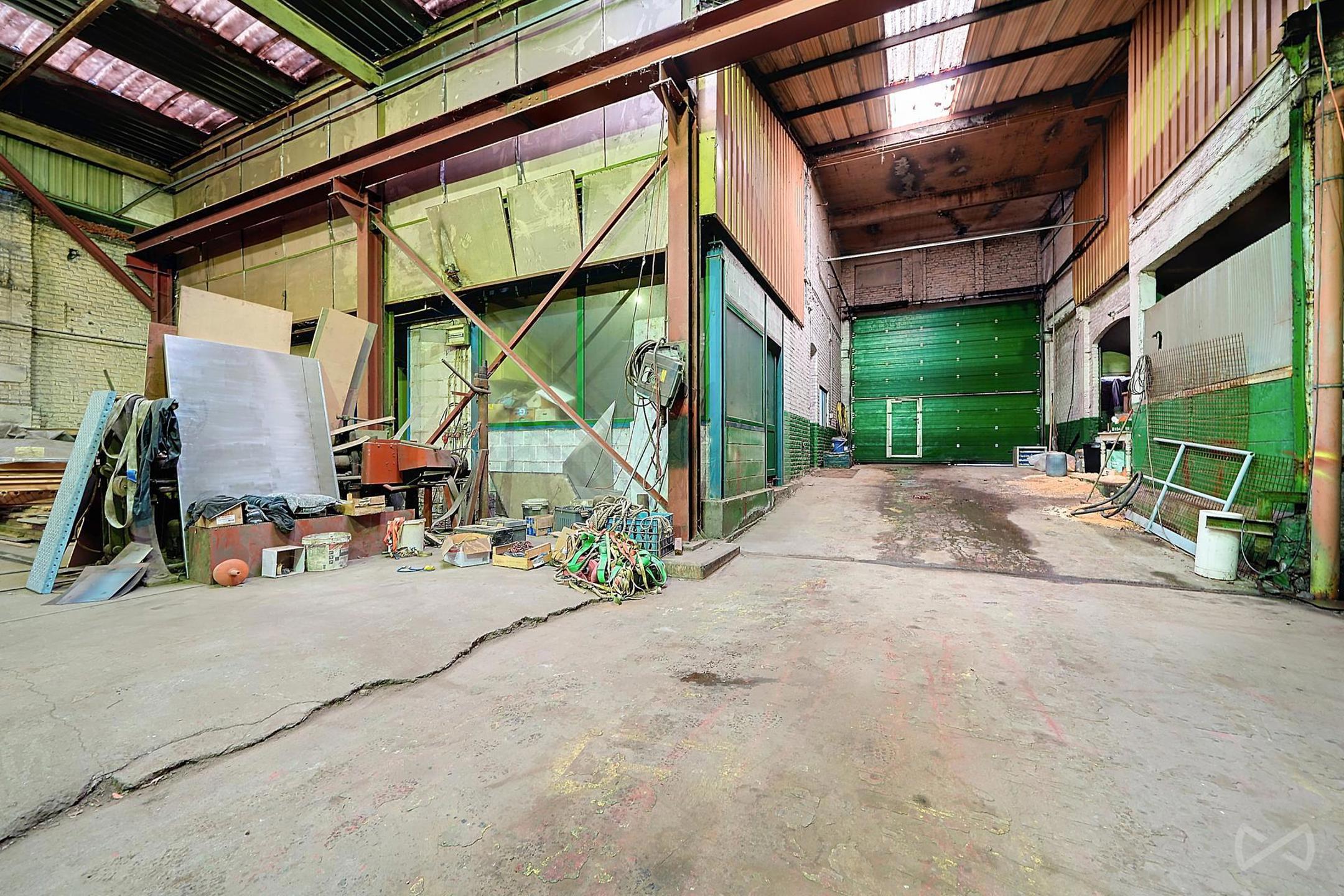 Magazijn van 735m2 en huis in Gaurain. - foto 4