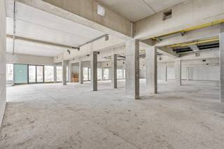 Ben jij op zoek naar een strategische locatie voor jouw zaak? Ontdek deze <strong>moderne casco handelsruimte(s)</strong> in het bruisende stadsontwikkelingsproject <strong>4 Fonteinen</strong>, gelegen aan het water en op wandelafstand van het centrum van Vilvoorde.<br />Met een combinatie van wonen, werken, winkelen en ontspannen is 4 Fonteinen dé nieuwe hotspot van de regio. Deze handelsruimte biedt een unieke kans voor ondernemers die zich willen vestigen op een plek vol groei, dynamiek en potentieel.<br /><strong>// Troeven van de handelsruimte(s):</strong>
<ul>
<li><span><strong>Toplocatie</strong> langsheen het Zeekanaal Brussel-Schelde, in een buurt in volle ontwikkeling</span></li>
<li><span><strong>Flexibel in te richten & samenvoegbare</strong> casco oppervlaktes van 265m², 264m², 314m², 278m² en 209m² </span></li>
<li><span><strong>Hoge zichtbaarheid</strong> dankzij grote raampartijen en een vlot toegankelijke ligging</span></li>
<li><span><strong>Ondergrondse publieke parking </strong></span></li>
<li><span><strong>Goede bereikbaarheid</strong> via openbaar vervoer en belangrijke invalswegen </span></li>
<li><span><strong>Omringd door honderden nieuwe wooneenheden</strong> en dagelijkse passage van buurtbewoners en bezoekers //</span></li>
</ul>
Of je nu een trendy koffiebar, conceptstore of kantoorruimte plant – deze locatie biedt alles wat je nodig hebt om te groeien.<br />Grijp je kans en word deel van een toekomstgerichte buurt die inzet op duurzaamheid, innovatie en levenskwaliteit.<br /><em>Bezoek vandaag nog de site of contacteer ons voor meer info of een bezichtiging:</em><br />ondernemen@matexi.be of <strong>02 808 58 33</strong>
<h1> </h1>