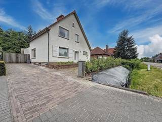Klassevolle villa op een perceel van 898 m², bestaande uit een ruime inkomhal met apart gastentoilet, lichtrijke leefruimte met zithoek en...