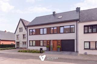<p><span>Zeer ruime woning (ca 550m2) met enorme mogelijkheden</span></p><p><span>Belangrijkste troeven:</span></p><p><span>- Zeer ruim pand met enorm veel mogelijkheden</span></p><p><span>- Gelijkvloers van ca 380m2 met mogelijkheid tot handel, activiteit, opslag, hobby, sport...</span></p><p><span>- Op verdieping: volledig appartement met 3 slaapkamers, keuken, badkamer, leefruimte</span></p><p><span>- 10.800 Wp aan zonnepanelen en zonneboiler geplaatst</span></p><p><span>- Dak volledig geïsoleerd</span></p><p><span>- Ruim, zuidgericht perceel van 1079m2</span></p><p><span>- Ideale ligging in centrum</span></p><p><span>Bekijk zeker ook de grondplannen met de afmetingen. Zo krijgt u van thuis uit al een perfect beeld van wat deze woning te bieden heeft!</span></p><p><span>Wenst u meer info of een vrijblijvende bezichtiging, contacteer dan ons kantoor op het nummer 014 39 99 99 en wij helpen u graag verder.</span></p>