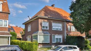 <p><span>In het centrum van Edegem bieden wij u deze ruime gezinswoning (190m²) aan met garage en oprit voor meerdere wagens. De woning is gelegen op een oostgericht perceel van 231m².</span></p><p><span>Op wandelafstand van de woning vindt u openbaar vervoer, winkels, scholen, verbindingswegen, ... </span></p><p><span>Het gebouw zelf werd gebouwd in 1962 en na 2000 opgefrist. Op heden is de woning verhuurd. De huurovereenkomst kan opgezegd worden om de woning zelf te bewonen met een opzegtermijn van 6 maanden.</span></p><p><span> </span></p><p><span>De woning beschikt overal dubbele beglazing met pvc schrijnwerk en de centrale verwarming verloopt op gas (Daalderop). De elektriciteit is nog niet conform aan de voorschriften van het AREI.</span></p><p><span>Na controle werd de woning als 'asbestveilig' gecategoriseerd.</span></p><p><span> </span></p><p><span>Indeling:</span></p><p><span> </span></p><p><span>We betreden de woning via de ruime inkomhal met gastentoilet en vestiaire.</span></p><p><span>Aan de voorzijde van de woning bevindt zich de ruime leefruimte in L-vorm op tegelvloer. De grote raampartijen zorgen voor veel natuurlijke lichtinval. Aan de voorzijde zijn er ook rolluiken.</span></p><p><span>Lopen we verder door komen we in de ingerichte keuken. Deze kreeg al eens een opfrisbeurt maar enige opfrissing is toch aan de orde. Achter de leefruimte is er nog een veranda die momenteel is ingericht al atelier.</span></p><p><span>Via het atelier is er toegang naar de oosgerichte tuin. Links achteraan het perceel vinden we de garage met automatische poort.</span></p><p><span> </span></p><p><span>Op de eerste verdieping zijn er respectievelijk 2 ruime slaapkamers en een derde kinderkamer/bureau.</span></p><p><span>De badkamer is eveneens aan vernieuwing toe. Momenteel is deze voorzien van een ligbad/douche, toilet en een lavavo met spiegel.</span></p><p><span> </span></p><p><span>De tweede verdieping bereiken we via de vaste trap. Deze wordt momenteel enkel gebruikt als zolder. Hier kunnen twee extra slaapkamers gecreëerd worden.</span></p><p><span>De woning beschikt over een zeer grote, droge kelder op stahoogte.</span></p><p><span> </span></p><p><span>Graag som ik voor u nog even de pluspunten op van deze ruime gezinswoning met veel potentieel:</span></p><p><span> </span></p><ul><li><span>Gelegen in het centrum van Edegem in directe nabijheid van winkels, scholen, openbaar vervoer, verbindingswegen, ...</span></li><li><span>3 tot 5 slaapkamers mogelijk</span></li><li><span>Garage + oprit voor meerdere wagens</span></li><li><span>Ruime en lichte leefruimte</span></li><li><span>Zeer ruime en droge kelder</span></li></ul><p><span> </span></p><p><span>EPC 361 kWh/m² jaar (D-label)</span></p><p><span>STEDENBOUW IN AANVRAAG</span></p><p><span>P-score A, G-score A</span></p><p><span> </span></p><p><span>Voor een bezoek ter plaatse kan u één van onze kantoren opbellen op het nummer 03/449.42.41 of mail hallo@habicom.be</span></p><p><span>Wenst u de waarde van uw woning te kennen ? Contacteer vrijblijvend onze habicom expert in uw buurt.</span></p><p><span> </span></p>