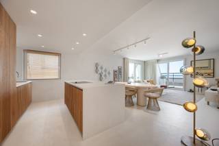 <p><strong>Luxueus hoekappartement met frontaal zeezicht in het hart van het Zoute ✨</strong></p>
<p>Dit <strong>high-end gerenoveerde</strong> en in <strong>2021 volledig vernieuwde</strong> hoekappartement met <strong>frontaal zeezicht</strong> bevindt zich op een absolute toplocatie in het Zoute, vlak bij de <strong>Wandeldijk</strong>, het <strong>Zoutestrand</strong> en de stijlvolle winkels.<br />Het appartement werd afgewerkt met <strong>luxueuze materialen</strong> en geniet van uitzonderlijk veel <strong>natuurlijk licht</strong> dankzij de grote hoekraampartijen. Een perfecte combinatie van elegantie, comfort en instapklaar wonen aan zee.<br /><br /></p>
<p>Indeling:<br />Bij binnenkomst van het appartement wordt u verwelkomd in een ruime inkomhal met vestiaire en gastentoilet. De lichtrijke woon- en eetkamer straalt elegantie uit en biedt via twee terrassen een adembenemend frontaal zeezicht. De open, volledig uitgeruste keuken is voorzien van hoogwaardige Gaggenau-apparatuur en sluit naadloos aan bij de leefruimte. De master bedroom beschikt over een ensuite luxe badkamer met inloopdouche, dubbele lavabo, toilet en een handig weggewerkte wasmachine/droogkast. Twee extra slaapkamers met ingemaakte kasten delen een stijlvolle douchekamer.</p>
<p><strong>Extra troeven:</strong></p>
<ul>
<li>
<p>Afgewerkt met hoogwaardige, luxueuze materialen</p>
</li>
<li>
<p>Praktische kelder inbegrepen</p>
</li>
<li>
<p>Gemeenschappelijke fietsenberging</p>
</li>
<li>
<p>Mogelijkheid tot aankoop van meubilair</p>
</li>
<li>
<p>Ondergrondse autostaanplaats beschikbaar (€ 95.000)</p>
</li>
</ul>
<p><strong><br />Een uitzonderlijke kans om te wonen in een van de meest prestigieuze wijken van Knokke, waar zeezicht, luxe en centraal wonen perfect samenkomen.<br /></strong><br />Voor meer informatie of het plannen van een bezichtiging van dit prachtige appartement kunt u contact opnemen met Sigalit via 0475668474 of sigalit@reds.be</p>