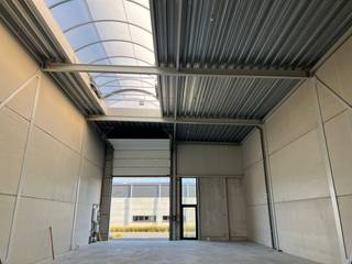 Strategisch gelegen<strong> nieuwbouw KMO-unit van 210 m² te huur </strong>op de voormalige site van "Genk Hout" op de industriezone Genk-Noord en vlakbij op- en afrit 30 en 31 van de E314, het Albertkanaal en Haven Genk.<br /><br />Het hoogkwalitatief magazijn (brandklasse C) met een vrije hoogte van min. 6 m is voorzien van een sectionale poort (4 m x 4 m), loopdeur, lichtstraat met rookluik en polybetonvloer (draagkracht van 1 t/m²).<br /><br />De unit maakt deel uit van het gloednieuw bedrijvenpark "WALTH" bestaande uit 22 duurzame KMO-units. Tevens aanwezigheid van 2 privatieve parkeerplaatsen. De loods is geschikt voor zowel opslag als productie en biedt een ideale omgeving om te ondernemen. <strong>Onmiddellijk beschikbaar</strong>.<br /><br />Contacteer <strong>PANORAMA B2B</strong> voor bijkomende inlichtingen, plannen of een vrijblijvend plaatsbezoek <strong>011 220 500.</strong>
