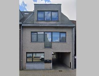 Recent, energiezuinig gelijkvloersapp (1 grote slpk ca. 14m²) met terras en autostaanplaats. EPC 192Zeer centraal gelegen, op wandelafstand van...