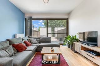 Voor meer info en foto’s, surf naar www.swevers.be – Deze stijlvolle en instapklare triplexwoning in het centrum van Leopoldsburg combineert...
