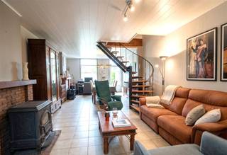 Ontdek deze interessante aanbieding - woning met zonnige tuin op 265m2 met achteraan een overdekte Carport.Deze ideale starterswoning is perfect onmiddellijk bewoonbaar. Ruime leefruimte, ingerichte keuken met frigo, gasfornuis en dampkap.Badkamer met wastafel, ligbad/douche en toilet. Op het eerste verdiep zijn er nog 2 ruime slaapkamers.Voor bezoek en/of meer info contacteer ons.