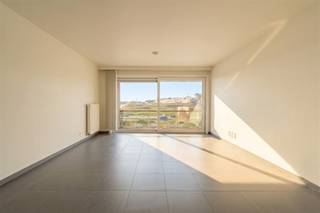<p><span>Instapklaar appartement met prachtig open zicht op de duinengordel topligging in Bredene!</span></p><p><span>Dit recent en perfect instapklaar appartement in de Kapelstraat 35/4 te Bredene combineert comfort, licht en een uitzonderlijke ligging.</span></p><p><span>U geniet hier van een </span><span>prachtig open zicht op de duinengordel</span><span>, wat zorgt voor rust en een uniek vakantiegevoel, elke dag opnieuw. Bovendien bevindt u zich </span><span>super centraal</span><span>: winkels op wandelafstand, de tramhalte vlakbij en het strand letterlijk op een zucht.</span></p><p><span>De indeling is als volgt: inkomhal, lichtrijke woonkamer met open en volledig ingerichte keuken, en een </span><span>terras vooraan met avondzon en open zicht</span><span>. Achteraan vindt u een </span><span>zongericht terras/balkon</span><span>, ideaal om in alle rust te genieten.</span></p><p><span>Verder beschikt het appartement over een aparte berging, een afzonderlijk toilet, een moderne badkamer met dubbele lavabo en ligbad, en twee volwaardige slaapkamers.<br /></span><span>Extra troeven:</span><span> uitstekende EPC-score en </span><span>conforme elektriciteit</span><span>.</span></p><p><span>Grote meerwaarde:</span><span> mogelijkheid tot aankoop van een </span><span>binnenstaanplaats in het gebouw</span><span> een absolute luxe op deze centrale ligging!</span></p><p><span>Een unieke opportuniteit voor wie op zoek is naar een zorgeloos verblijf aan zee, zowel als vaste woonst of tweede verblijf.</span></p>
