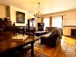 Dit 2-slaapkamerappartement is gelegen op de 3de verdieping en heeft een bewoonbare oppervlakte van 81 m².<br /><br />Het appartement heeft volgende indeling: inkomhal met apart toilet. De aangename leefruimte beschikt over grote raampartijen met aangenaam uitzicht waardoor er veel natuurlijk licht binnenkomt. Via de leefruimte kan de keuken worden bereikt, uitgerust met oven, dampkap en fornuis. Aanpalend is er nog een extra opbergruimte die onder andere kan worden gebruikt als wasplaats.<br /><br />Verder zijn er 2 ruime slaapkamers en badkamer met lavabo en bad.<br /><br />Het appartement is bereikbaar via de lift of trap.<br /><br />In de ondergrondse parking is er een staanplaats voorzien voor 1 wagen.<br /><br />PLUSPUNTEN:<br />+ Gunstig EPC (B)<br />+ blanco elektriciteitskeuring<br />+ Ondergrondse staanplaats inbegrepen<br />+ Rustige ligging