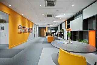 <p><span>Ontdek deze aantrekkelijke investeringsopportuniteit aan </span><strong><span>Excelsiorlaan 32-34 in Zaventem</span></strong><span>, gelegen in het gevestigde </span><strong><span>Keiberg Business Park</span></strong><span>. Het gerenoveerde kantoorgebouw geniet van een strategische ligging, vlak bij Brussels Airport en de E40, en biedt een uitstekende bereikbaarheid.</span></p>
<p><span>Het pand omvat in totaal </span><strong><span>2.937 m² kantoorruimte</span></strong><span> op een </span><strong><span>terrein van 4.214 m²</span></strong><span>, met </span><strong><span>91 parkeerplaatsen</span></strong><span>. De kantoorruimtes zijn verdeeld over verschillende verdiepingen: </span><strong><span>979 m² op het gelijkvloers, 492 m² op de eerste verdieping en 200 m² op de tweede verdieping</span></strong><span>, aangevuld met </span><strong><span>1.266 m² die momenteel beschikbaar is voor verhuur</span></strong><span>. Dit biedt een aanzienlijk potentieel voor bijkomende huurinkomsten en waardegroei.</span></p>
<p><span>Het gebouw is momenteel </span><strong><span>voor 57% verhuurd</span></strong><span> en genereert een </span><strong><span>geïndexeerde jaarlijkse huurinkomst van €161.279</span></strong><span>. Dankzij de uitstekende ligging, de gerenoveerde staat en het bijkomende verhuurpotentieel vormt dit pand een </span><strong><span>aantrekkelijke investeringsmogelijkheid voor investeerders die op zoek zijn naar een kwalitatief kantoorgebouw in Zaventem</span></strong><span>.</span></p>