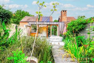 <h3><span>Karaktervolle woning op een idyllische en groene locatie aan de rand van Turnhout</span></h3>
<p><span>Bent u op zoek naar een woning met karakter, charme én een rustige, groene ligging? Dan zal deze grotendeels gerenoveerde woning aan de rand van Turnhout u ongetwijfeld bekoren. Hier woont u in alle rust, omringd door groen, en toch vlakbij de Nieuwe Kaai, winkels, uitvalswegen en alle voorzieningen.</span></p>
<h3><span>Wonen met karakter en warmte</span></h3>
<p><span>Bij het betreden van de woning wordt u verwelkomd in een authentieke inkomhal met originele tegelvloer en prachtige houten deuren. De woonkamer, voorzien van een warme houten vloer en een sfeervolle speksteenkachel, nodigt uit tot gezellige avonden in huiselijke sfeer.</span></p>
<p><span>De keuken is een echte eyecatcher, met een stijlvolle afwerking en een indrukwekkend AGA-fornuis – voor kenners hét neusje van de zalm onder de fornuizen. Vanuit de keuken brengt een grote schuifraam u naar de ruime tuin, die uitnodigt voor gezellige tuinfeesten en beschikt over praktische bergruimtes achteraan. Bent u iemand met groene vingers? Dan is dit de plek om uw eigen groene paradijs te creëren!</span></p>
<h3><span>Recent vernieuwd en instapklaar</span></h3>
<p><span>In 2022 werden zowel de fraaie eetkamer, de keuken als de volledig vernieuwde badkamer aangebouwd. Aan de eetkamer grenst een (ook vernieuwde) handige wasruimte en een aparte toiletruimte.</span></p>
<p><span>Dankzij de uitstekende energetische optimalisatie behaalt deze woning een mooie EPC-score B, wat resulteert in een laag energieverbruik en een hoog wooncomfort.</span></p>
<h3><span>Slaapcomfort en uitbreidingsmogelijkheden</span></h3>
<p><span>Op de verdieping bevinden zich twee ruime slaapkamers. De zeer grote zolderruimte biedt bovendien tal van mogelijkheden voor wie extra slaapkamers of een hobbyruimte wenst te creëren. Met een vaste trap en verdere afwerking transformeert u deze ruimte tot een volwaardig deel van de woning.</span></p>
<h3><span>Praktisch en verrassend handig</span></h3>
<p><span>Langs de zijkant van de woning bevindt zich een privé doorgang, waardoor u rechtstreeks in de keuken terechtkomt — handig voor fietsen, boodschappen of tuinmateriaal.</span></p>
<h3><span>Uw oase van rust op een boogscheut van de stad</span></h3>
<p><span>Deze woning combineert het beste van twee werelden: de rust van het groen met de nabijheid van de stad.</span><br /><span>Een huis met karakter, comfort en potentieel — perfect voor wie houdt van charme en functionaliteit.</span></p>
<p><span>Contacteer ons vandaag nog voor een bezichtiging en laat u verrassen door de unieke sfeer van deze woning.</span></p>