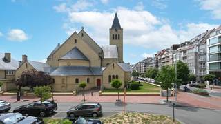 Cet appartement d'une superficie totale de 150 m² est situé à deux pas des dunes et juste en face d'une petite église romantique. Un endroit pour...