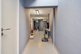 Êtes-vous à la recherche d'une propriété commerciale prête à emménager, d'un espace de bureau inspirant ou d'un investissement intelligent ? Découvrez ce rez-de-chaussée lumineux, idéalement situé dans le centre animé d'Asse. L'établissement fait partie d'un petit bâtiment (l'appartement ci-dessus peut être acheté séparément) qui a été rénové de A à Z en 2005. Cela vous permet de combiner le confort professionnel moderne avec une situation idéale et une excellente visibilité : les clients potentiels, les installations et les transports en commun sont accessibles à pied.Aménagement de la propriété commerciale :- à l'avant et à l'arrière de la pièce elle-même- sous-sol- toilettes et lavabo séparés- porte donnant sur la terrasse/la cour- rangement extérieur séparéPrincipaux atouts :- Climatisation - Emplacement et visibilité optimaux : en plein centre d'Asse, idéal pour un passage maximal.- Bon rendement locatif : idéal comme immeuble d'investissement (plus d'informations disponibles dans le rapport d'investissement).Garage optionnel : Possibilité d'acheter un box de garage pour 35 000€ (un atout unique et précieux au centre pour vous ou vos clients). L'appartement en duplex ci-dessus est à vendre séparément pour 269 000 euros. Vous souhaitez plus d'informations ou planifier une visite ? N'hésitez pas à nous contacter !