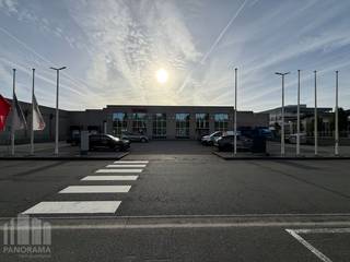 Bedrijfsgebouw te huur in Desteldonk in de onmiddelijke omgeving van de haven. De site geniet van een vlotte bereikbaarheid met de R4 en met een uitstekende verbinding naar de E17.<br /><br />De magazijnruimte van 1.800 m² beschikt over een vrije hoogte van 6 meter en is uitgerust met 2 laadkades, 2 automatische sectionale poorten, een polybetonvloer en lichtstraten met rookluiken. Het magazijn is voorzien van warmteluchtblazers en beschikt over een luifel. Het dak zal bovendien worden vernieuwd. Aansluitend is 320 m² kantoorruimte beschikbaar, voorzien van een kitchenette. De kantoren zullen nog worden opgefrist.<br /><br />De site beschikt daarnaast over een ruime, verharde buitenzone met voldoende manoeuvreerruimte en 12 parkeerplaatsen, met mogelijkheid tot het voorzien van laadpunten. De magazijnruimte kan bovendien worden uitgebreid tot 3.600 m².<br /><br />Contacteer PANORAMA B2B voor bijkomende technische inlichtingen, plannen of een vrijblijvend plaatsbezoek via 0477 02 09 02.