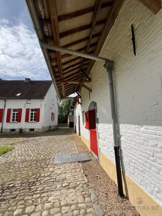 Le bureau situé à Biesboslaan 7 à Merchtem offre une opportunité unique pour les entrepreneurs à la recherche d'un espace de travail de caractère. Cette ancienne ferme a été divisée en 12 lots dont le dernier est encore disponible. L'espace charmant a une superficie de 340m² avec une hauteur libre de 3m, offrant de nombreuses possibilités d'aménagements créatifs et d'ameublement.<br /><br />Le charme historique de la ferme, combiné à un environnement verdoyant et spacieux, crée un environnement de travail inspirant pour une journée de travail agréable.<br /><br />Ce bureau est idéal pour les entreprises à la recherche d'un lieu de travail unique et authentique. N'hésitez pas à nous contacter pour plus d'informations.