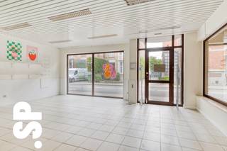 Multifunctioneel handelspand met garage. <br /><br />Ideaal gelegen handelspand vlakbij de markt en de winkelstraat van Geel met een vlotte verbinding naar de invalswegen. Het pand heeft volgende indeling: winkelruimte met groot etalagevenster, bijkeuken en apart toilet. <br /><br />EPC: label B<br /><br />Meteen achter het handelspand bevindt zich nog een garage die ook bij aan te kopen is voor 25.000 EURO. <br /><br />Voor bijkomende informatie of een bezoek ter plaatse kan u steeds contact opnemen met Immo SP op 014 59 10 20 of via info@immosp.be.