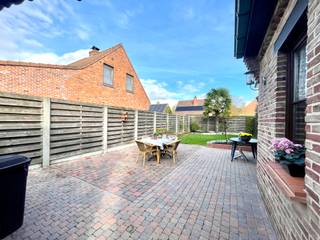 <strong>Menen - Ruime alleenstaande woning in rustige wijk te koop</strong><br /><br />In een rustige, aangename wijk bevindt zich deze alleenstaande woning. Dankzij de rustige ligging geniet je hier elke dag van privacy en een ontspannen woongevoel.<br /><br /><strong>Indeling:</strong><br />Inkom met apart toilet, ruime leefruimte, keuken, garage met berging en zonnige tuin<br /><u>1ste verdieping:</u> 3 slaapkamers, badkamer, bergruimte<br /><br /><strong>Troeven:</strong>
<ul><li>Zeer rustige ligging</li><li>3 slaapkamers</li><li>veel potentieel</li><li>Zonnige tuin</li></ul>
<br />Renovatieplicht