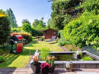 Prachtige woning met garage en verzorgde tuin in residentiële omgeving. In een rustige en aangename buurt (Zevenbergen), bevindt zich deze bijzonder verzorgde woning met garage, ruime leefruimtes en een prachtige zonnige tuin. De woning werd doorheen de jaren uitstekend onderhouden. Enkel de ramen zijn grotendeels nog voorzien van enkele beglazing. Vooraan beschikt u over een oprit én een ruime garage van maar liefst 30 m². Aansluitend bevindt zich een praktische berging van 8,5 m² met de centrale verwarmingsketel op aardgas, opbergkasten en aansluitingen voor wasmachine en droogkast. De mooie tuin vormt zonder twijfel een van de grootste troeven van deze woning. Het ruime terras van ongeveer 28 m², de sfeervolle vijver, het tuinhuis en de verzorgde tuin zorgen voor een totale buitenoppervlakte van circa 150 m² waar het heerlijk vertoeven is. Op de eerste verdieping bevindt zich een apart gastentoilet met hangtoilet en modern lavabomeubel. De lichtrijke leefruimte van 32 m² geniet van een overvloed aan natuurlijk daglicht en biedt een aangenaam zicht op de tuin. De moderne vernieuwde keuken van 8,5 m² is uitgevoerd in een praktische U-opstelling en beschikt over een keramische kookplaat, oven, dampkap en koelkast. Dankzij de gunstige oriëntatie geniet ook deze ruimte van veel zonlicht. De bovenverdieping omvat drie slaapkamers en een volledig vernieuwde badkamer.<br />•Slaapkamer 1: 12 m², momenteel ingericht als ruime dressing.<br />•Master bedroom: 18 m² met rechtstreekse toegang tot de badkamer.<br />•Slaapkamer 3: 4,5 m², ideaal als bureau of hobbyruimte.<br />De riante badkamer van 7,5 m² werd volledig vernieuwd. Ze beschikt over een zeer ruime inloopdouche en een modern lavabomeubel. Het badkamerraam is reeds uitgevoerd in PVC met dubbele beglazing.<br />Extra troeven:<br />•Rustige residentiële ligging in Zevenbergen<br />•Uitstekend onderhouden woning<br />•Gevelbreedte van 7 meter<br />•Ruime garage van 30 m²<br />•Oprit voor een wagen<br />•Grote en verzorgde tuin<br />•Vernieuwde badkamer<br />•Moderne keuken<br />•Dak is geïsoleerd<br />•Centrale verwarming op aardgas<br />•Veel lichtinval in de leefruimte<br />•Mogelijkheid tot verdere energetische optimalisatie door vervanging van de bestaande ramen<br />Deze woning combineert ruimte, comfort, een uitstekende staat van onderhoud en een prachtige tuin in een gegeerde residentiële omgeving. Een ideale gezinswoning voor wie op zoek is naar een instapklaar pand met veel potentieel. P&G-score: A, EPC (Label C). Voor meer info en bezichtiging: STEEDS NA TELEFONISCHE AFSPRAAK: 0487/ 759.758