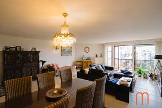 <strong>Wonen in Residentie Parkzicht – centraal en residentieel</strong><br /><br />In Residentie Parkzicht, aan het <strong>Prinses Stefanieplein</strong> in Oostende, vind je dit <strong>ruime en lichtrijke appartement</strong> op de <strong>7de verdieping</strong>. Met een <strong>bewoonbare oppervlakte van 115 m²</strong> en <strong>twee aangename terrassen</strong> biedt deze woonst het perfecte evenwicht tussen comfort, ruimte en uitzicht.<br /><br /><strong><u>Lichtrijke leefruimte met open zicht</u></strong><br />De <strong>ruime woonkamer</strong> geniet van overvloedig daglicht dankzij de grote raampartijen. Vanuit de leefruimte kijk je uit over het Prinses Stefanieplein, de <strong>Koninklijke Stallingen</strong> en het omliggende groen.<br />Het <strong>terras aan de voorzijde</strong> vangt de middagzon en biedt een heerlijke plek om te ontspannen met zicht op de tennis van Oostende.<br /><br /><strong><u>Praktische, open keuken en vernieuwde badkamer</u></strong><br />De <strong>open keuken</strong> sluit naadloos aan bij de leefruimte en is praktisch ingericht – ideaal voor wie houdt van gezellig koken.<br />De <strong>badkamer werd recent vernieuwd</strong> en is uitgerust met een moderne <strong>instapdouche</strong>.<br />Daarnaast beschikt het appartement over een <strong>aparte berging</strong> en een <strong>afzonderlijk toilet</strong> voor extra comfort.<br /><br /><strong><u>Twee slaapkamers met ochtendzon</u></strong><br />Achteraan het appartement bevinden zich <strong>twee volwaardige slaapkamers</strong>, elk met toegang tot het <strong>tweede terras</strong>. Hier geniet je van de <strong>ochtendzon</strong> en een rustige start van de dag.<br /><br /><strong><u>Extra troeven en praktische info</u></strong><br />Bij het appartement hoort een <strong>private kelder</strong>.<br />Een <strong>garagebox (nr. 2)</strong> onder de residentie kan optioneel worden aangekocht – een waardevolle troef in deze <strong>centrale en gegeerde buurt</strong>.<br /><br /><br /><strong><u>Belangrijkste kenmerken:</u></strong><br />Bewoonbare oppervlakte: 115 m²<br />Twee terrassen (ochtend- en middagzon)<br />Individuele verwarming op aardgas<br />Positieve elektrische keuring<br />EPC: 85<br />Bouwjaar: 2001<br />Mogelijkheid tot aankoop garagebox: € 65.000<br />KI appartement + kelder: € 1.184<br />KI garage: € 160<br /><br /><br /><strong>Comfortabel en centraal wonen in Oostende</strong><br />Dit appartement combineert ruimte, lichtinval en een uitstekende ligging met uitzicht op groen en nabijheid van winkels, openbaar vervoer en recreatie.<br />Een ideale thuis voor wie <strong>comfortabel, rustig én centraal</strong> wil wonen in Oostende.<br /><br />Neem vandaag nog contact met ons op voor meer informatie of een bezichtiging.<br />Laat je overtuigen door de <strong>ruimte, het licht en het unieke uitzicht</strong> die dit appartement te bieden heeft.<br />