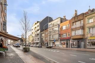 De troeven van dit pand:Gelegen aan een belangrijke invalsweg met veel passage en een sterke visibiliteit voor uw etalage.Een totale oppervlakte...