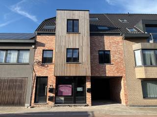 AANKOOP AAN 6% BTW MOGELIJK voor zowel eigen woning als investering, indien u aan de voorwaarden voldoet.
<p>Dit appartement is instapklaar bij akte.</p>
In deze kleinschalige nieuwbouwresidentie in het centrum van Sijsele bevindt zich dit kwalitatief afgewerkt appartement, perfect gelegen in het centrum van Sijsele. Een ideale combinatie van modern comfort en hedendaagse architectuur.<br /><br />Het appartement is toekomstgericht uitgerust met hernieuwbare energie: een WARMTEPOMP met vloerverwarming en ZONNEPANELEN, wat garant staat voor energiezuinig en comfortabel wonen.<br /><br />Het appartement verwelkomt u met een inkomhal en een gastentoilet. De ruime en lichtrijke leefruimte sluit naadloos aan op de volledig uitgeruste open keuken (39m² samen), met aansluitend een praktische grote berging. Verder beschikt het appartement over een moderne badkamer met inloopdouche en 2 slaapkamers (14 en 9m²).<br /><br />Buiten genieten kan volop op het privatief terras.<br /><br />Plaats in de gemeenschappelijke fietsenstalling en vuilnisberging zijn inbegrepen.<br /><br />Aankoop parking aan €15.500 .<br /><br />Een ideale woonst voor eigen gebruik of als slimme investering.<br /><br />Interesse? Dit appartement is zeker een bezoek waard! Contacteer Bonne Vastgoed via 050/73.73.73 of via info@bonnevastgoed.be