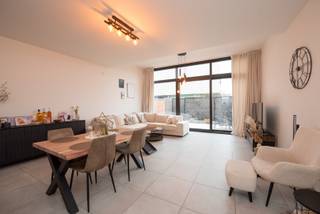 Deze prachtige woning bevindt zich in een nieuwe woonwijk (St. - Baas Vijve).De woning is energiezuinig (zonnepanelen) en kent volgende indeling:...